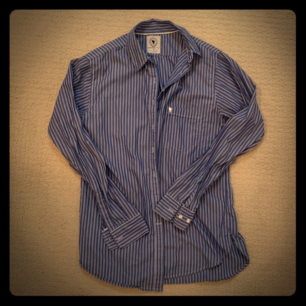 Aritzia Talula cotton boyfriend fit shirt.